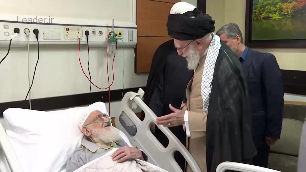 انتشار فیلم عیادت رهبر انقلاب از آیت‌الله نوری همدانی