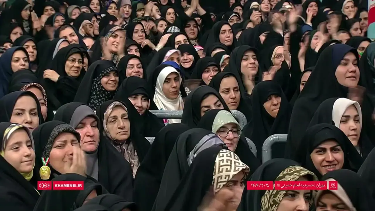 لحظه تشویق سخنان رهبرانقلاب توسط کارگران