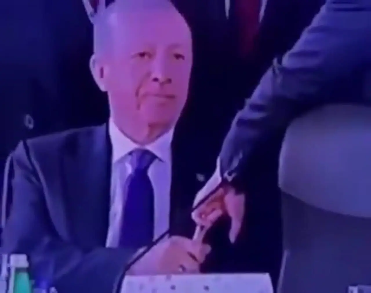 لحظه ای که اردوغان انگشت ماکرون را گرفت