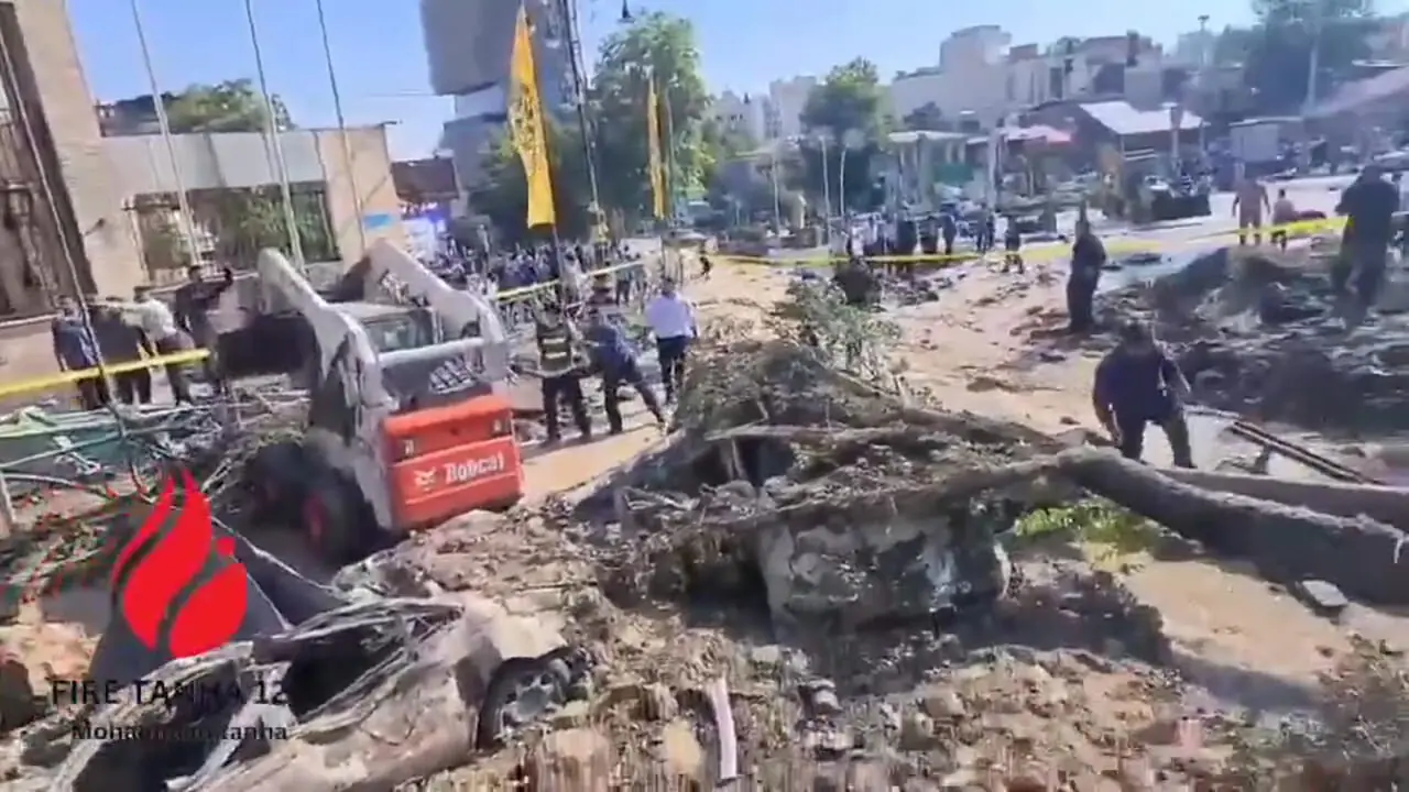 اولین لحظات بعد از حمله اسراییل به میدان قدس تجریش