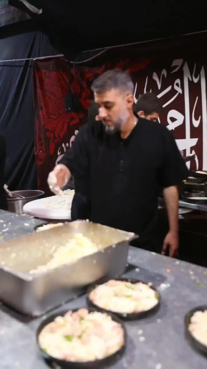 پیتزا درست کردن مداح مشهور در موکبی در عراق