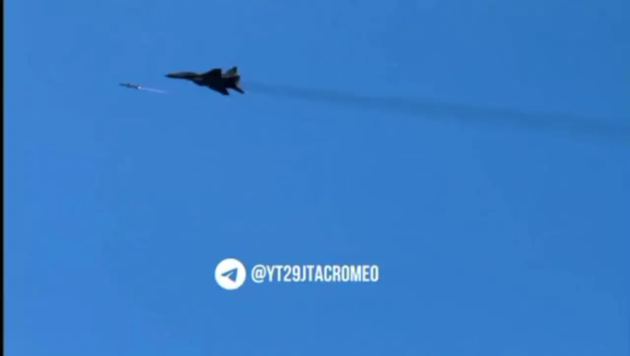 فیلم شلیک موشک ضد رادار هارم آمریکایی از میگ ۲۹ فالکروم نیروی هوایی اوکراین