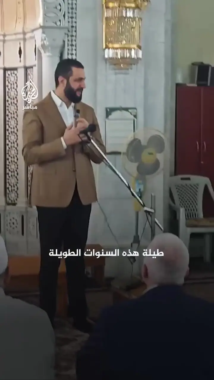 جولانی نماز صبح را در مسجد اقامه کرد