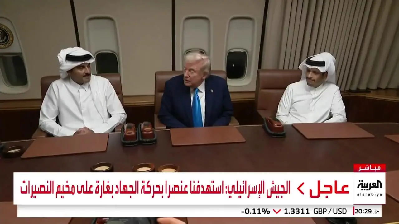 دیدار عجیب «ترامپ» با امیر قطر داخل هواپیما
