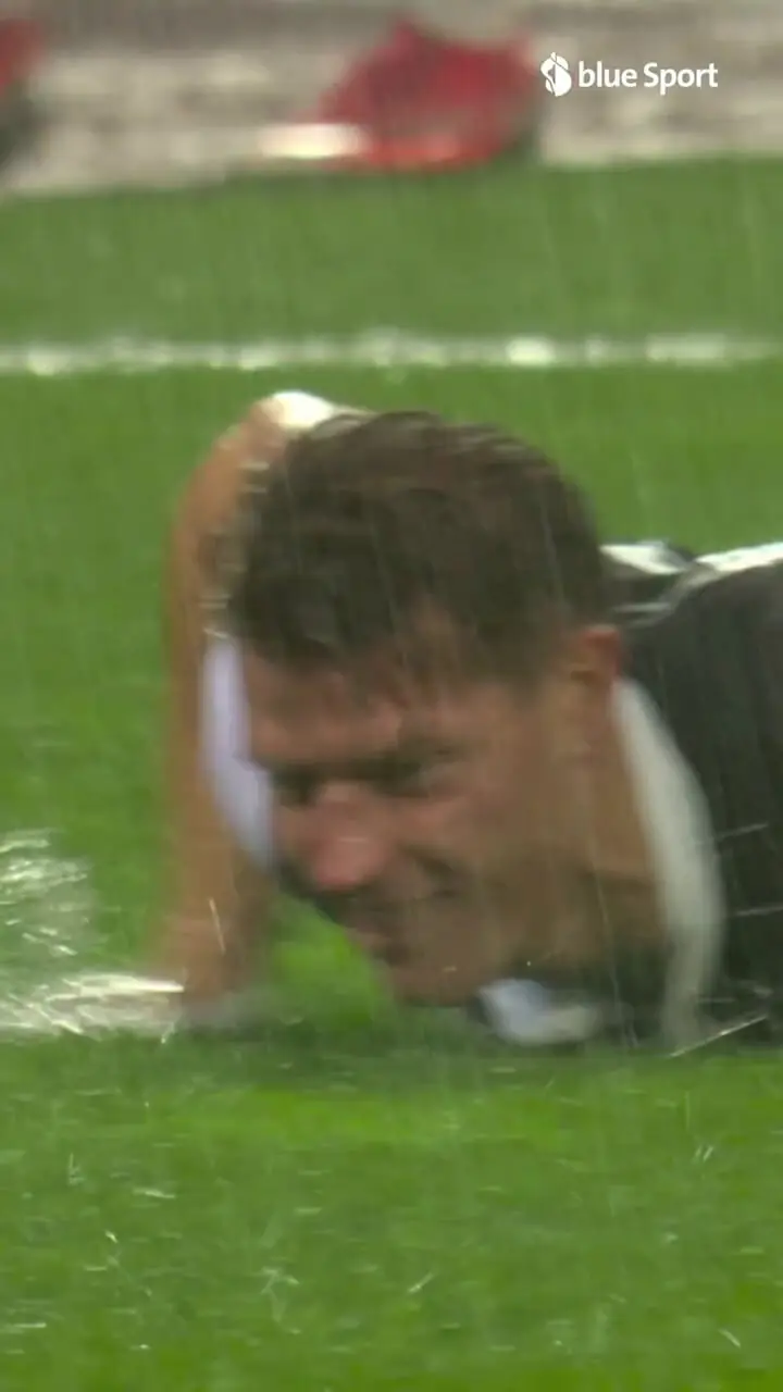 سیل در زمین فوتبال؛ تماشاگران شاهد بازی در استخر شدند