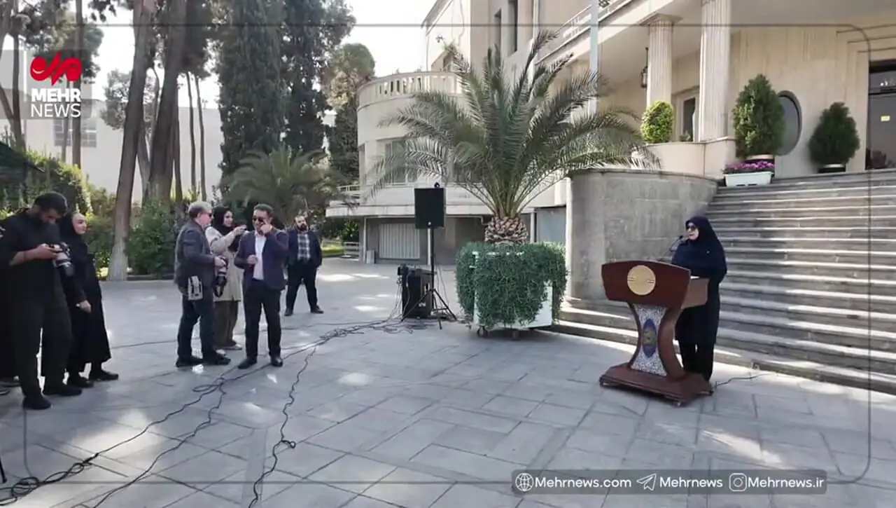 واکنش سخنگوی دولت به نشان دادن نماد قلب با دستانش