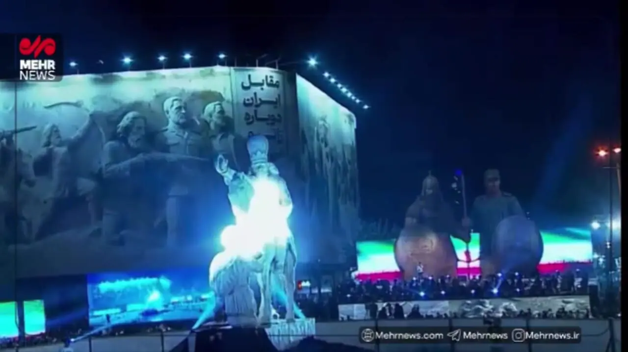 لحظه رونمایی از مجسمه «شاپور دوم» و شکست والرین، با حضور پرشور مردم در میدان انقلاب تهران