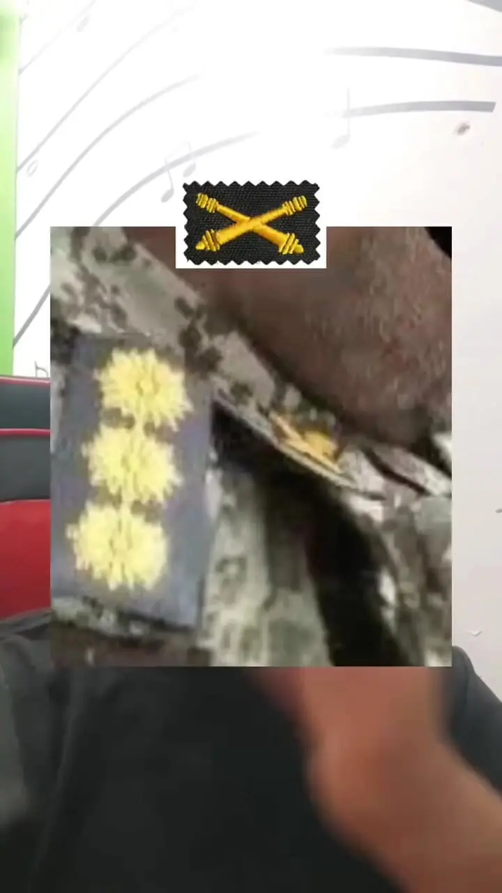 نوع خنده دار لباس پوشیدن دو نفری که در مترو دستگیر شدند