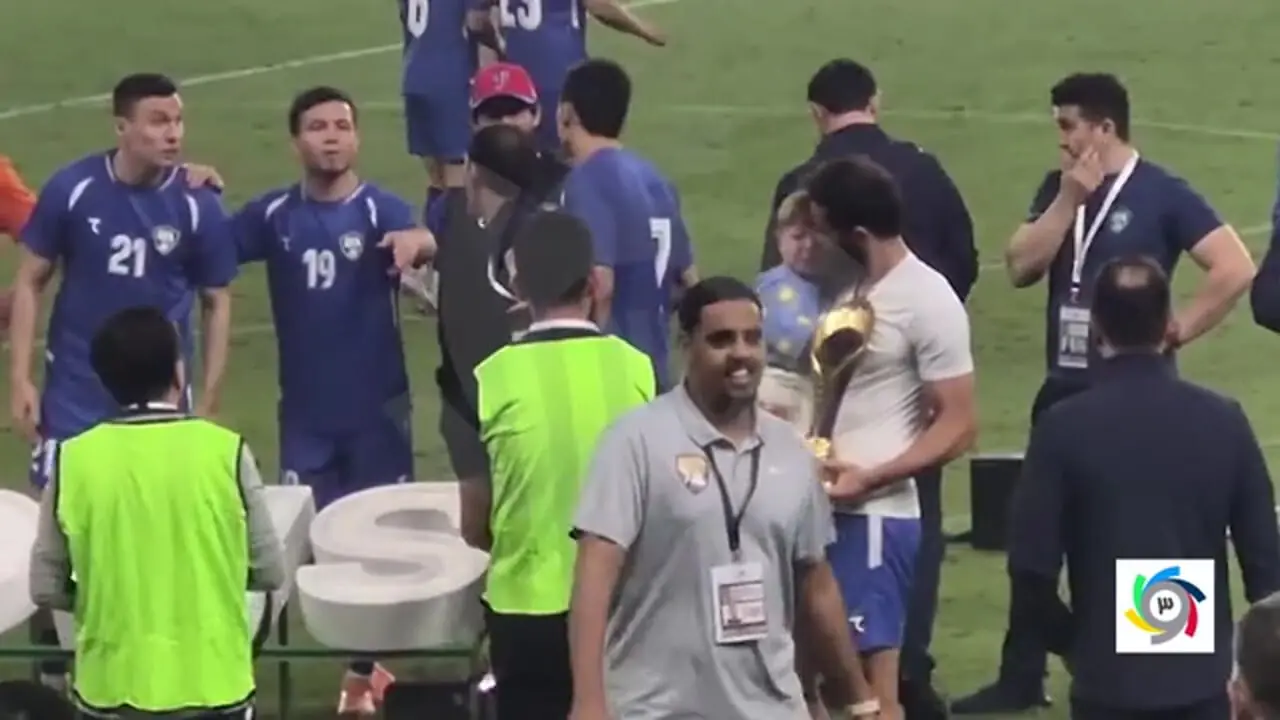 شادی اورونوف و فرزندش پس از برد مقابل ایران