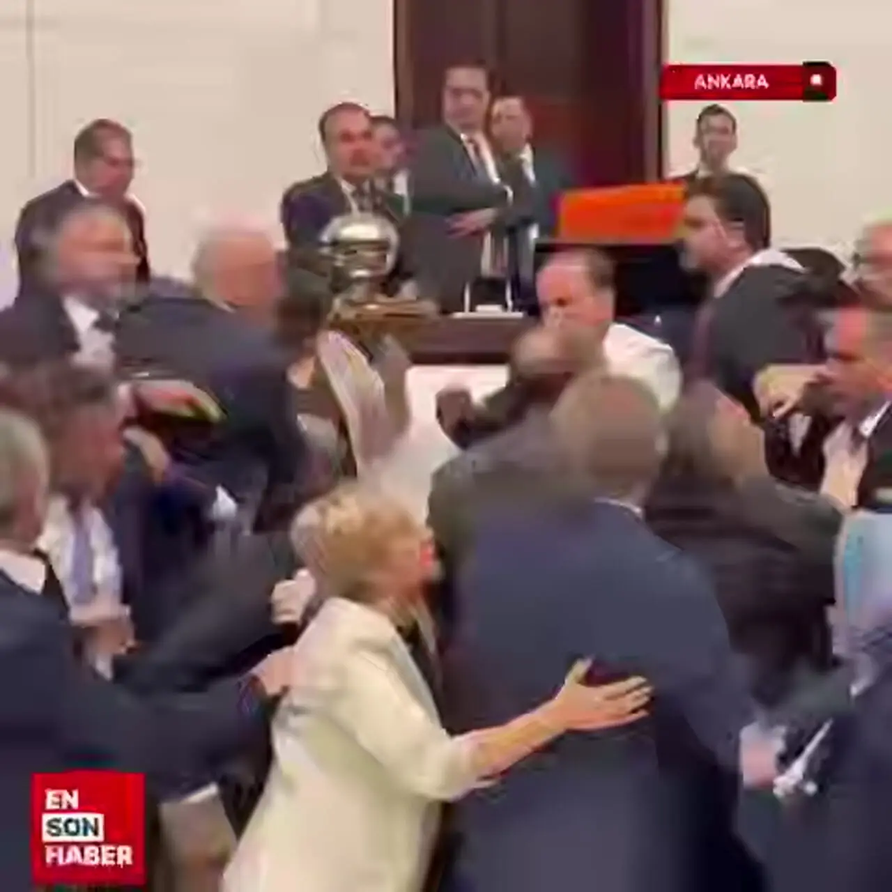 پارلمان ترکیه به رینگ بوکس تبدیل شد