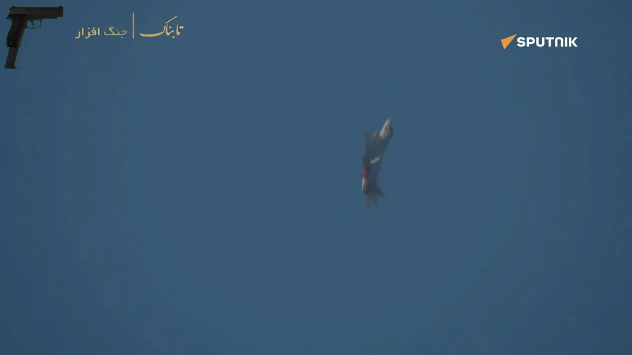 قدرت نمایی جنگنده‌ تمرینی ایران در آسمان امارات