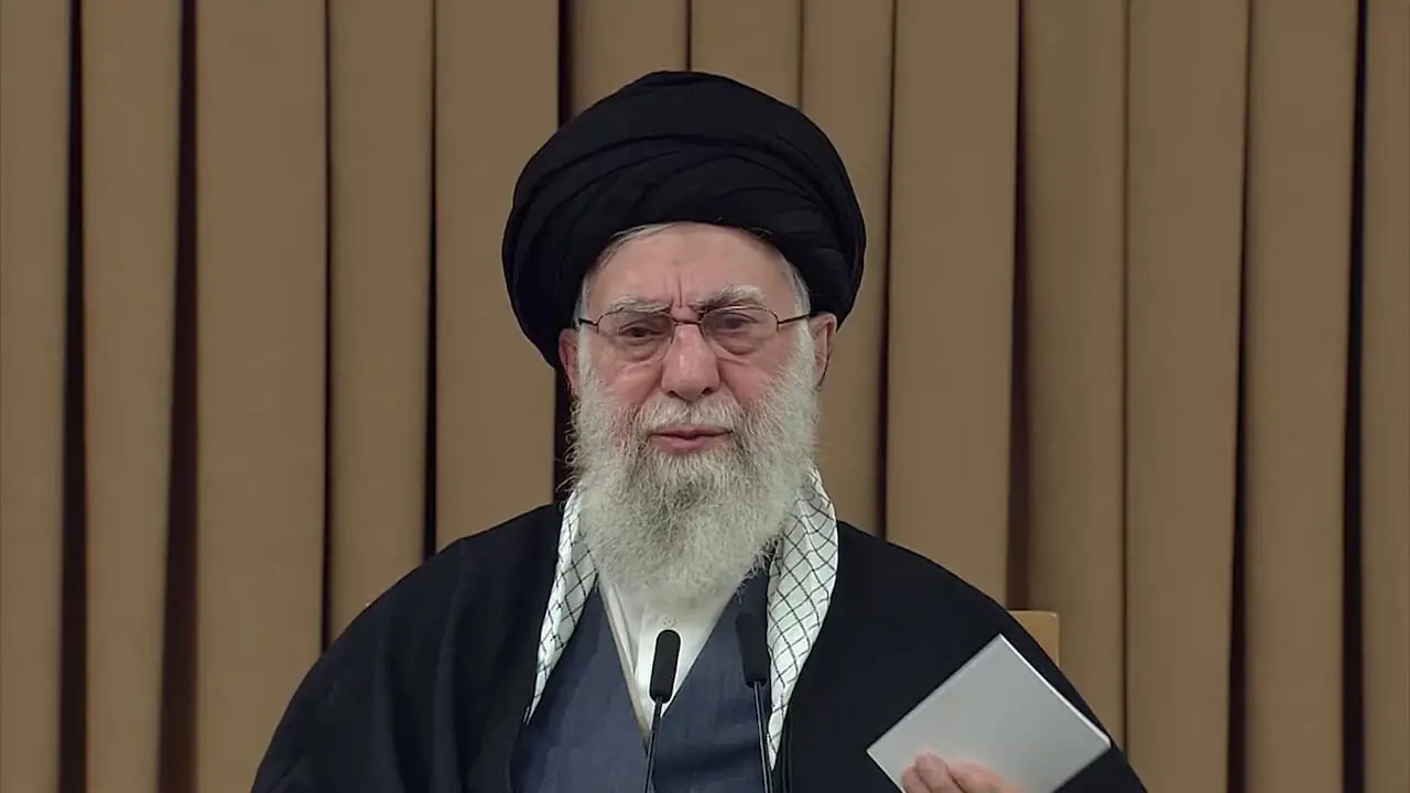 رهبر انقلاب: از رئیس جمهور محترم و دولت خدمتگزار حمایت کنیم