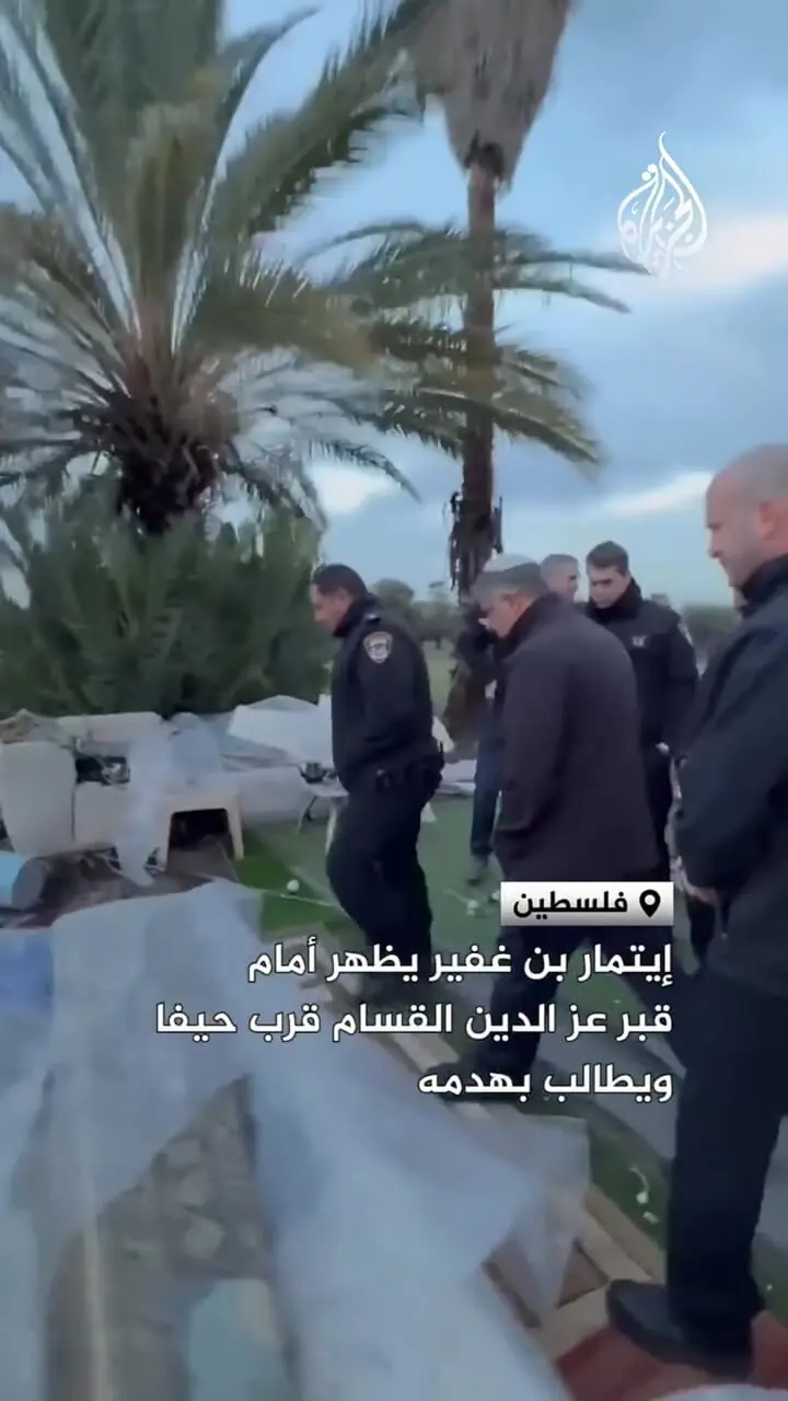 خط و نشان بن گویر در کنار قبر عزالدین قسام