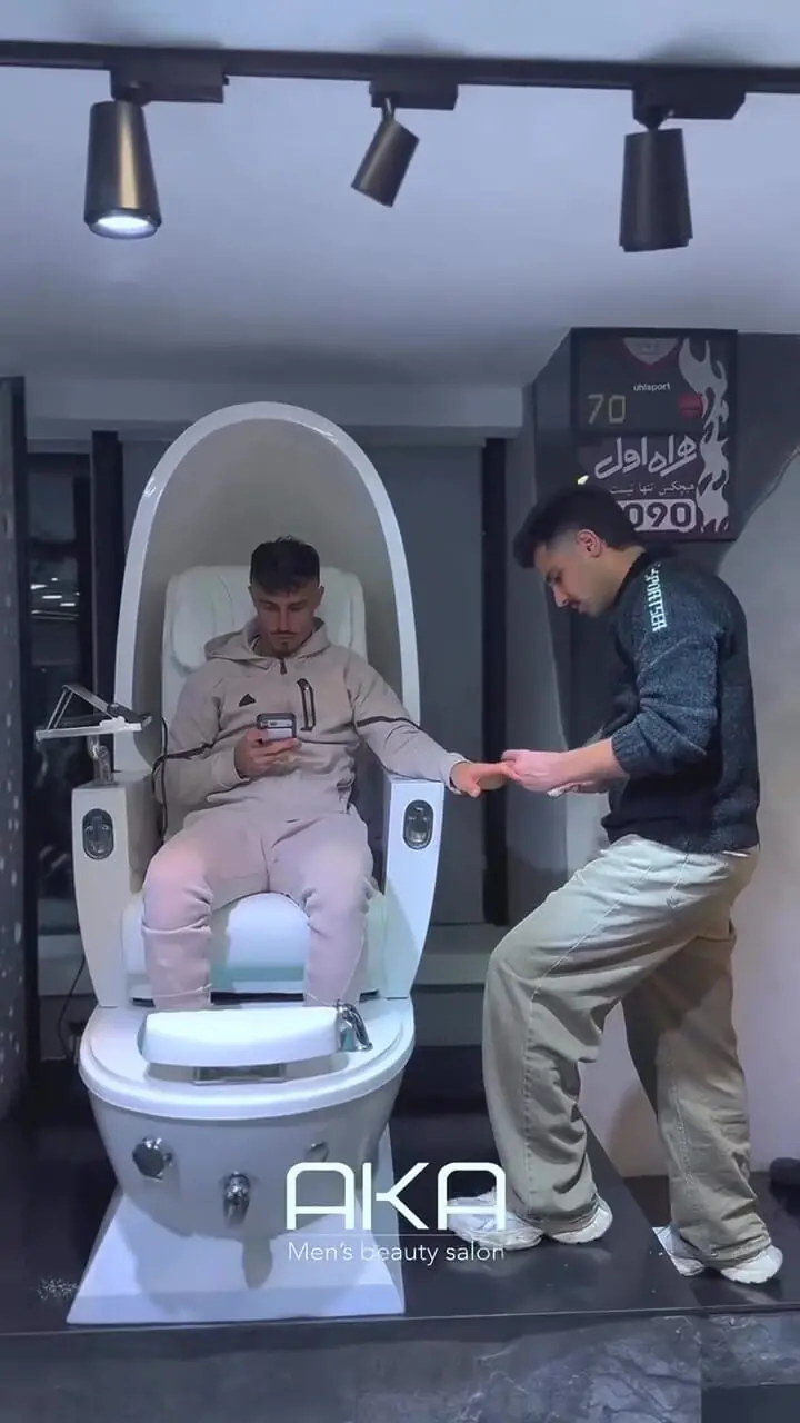 علی علیپور در یک سالن زیبایی