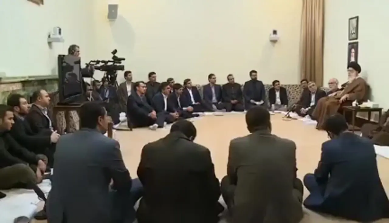 توصیه مهم رهبر انقلاب به نخبگان: مسئولان رسمی را دور بزنید