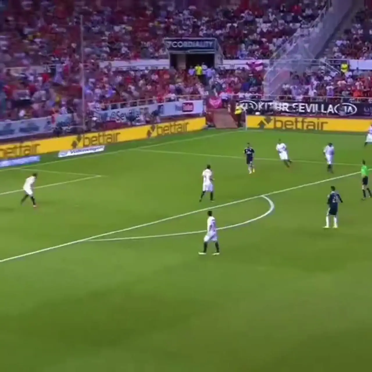 هنر نمایی رونالدو در زمین فوتبال