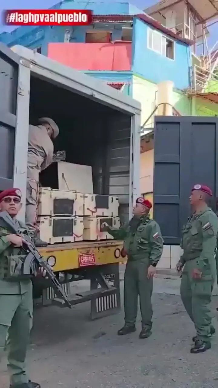 توزیع اسلحه بین مردم توسط ارتش ونزوئلا