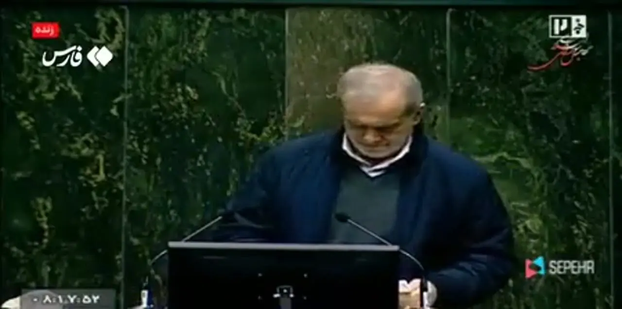 پزشکیان: عینکم را نیاوردم؛ به بچه‌ها بگویید یک عینک بدهند