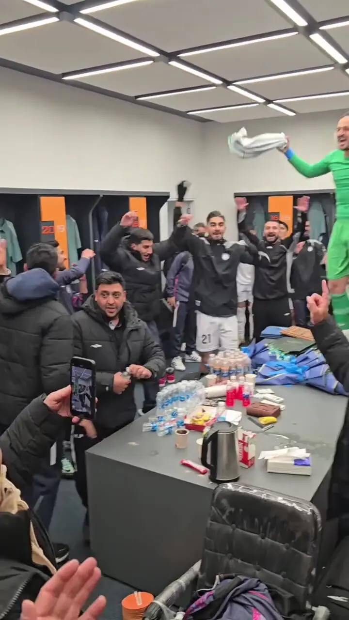 جشن و شادی شاگردان تارتار در رختکن قلعهحسنخان