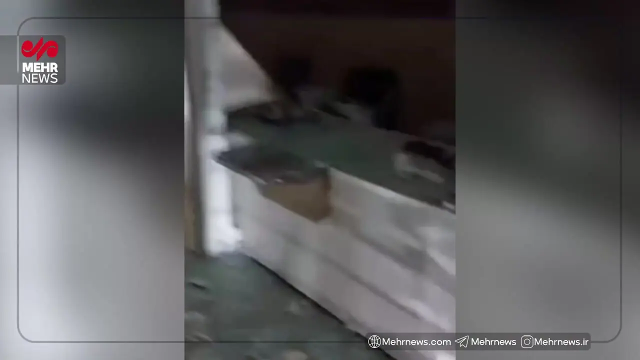 لحظه به آتش کشیده شدن یک بانک توسط اغتشاشگران