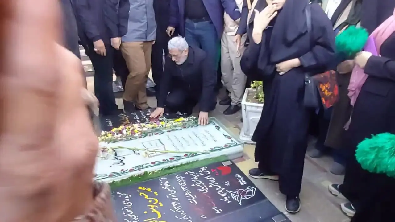 حضور سردار قاآنی بر سر مزار شهید سلیمانی