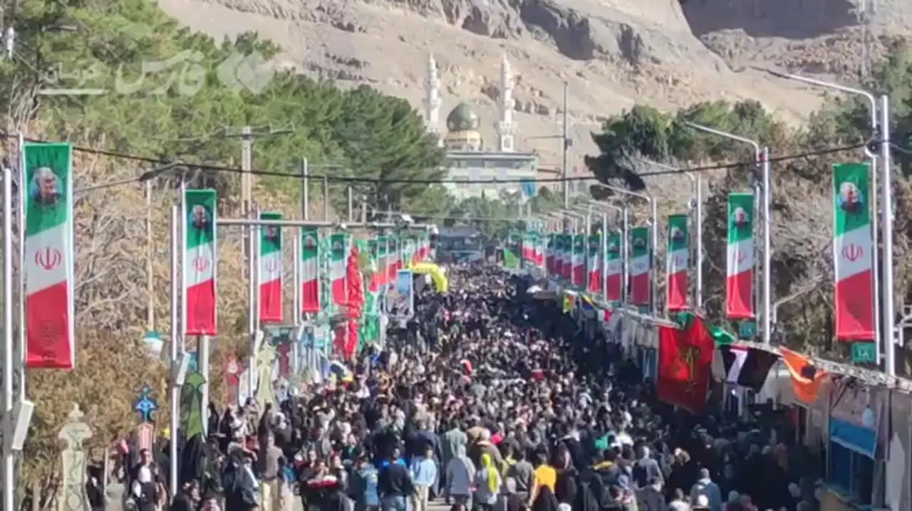 سیل دلدادگان به سوی مزار حاج قاسم روانه است