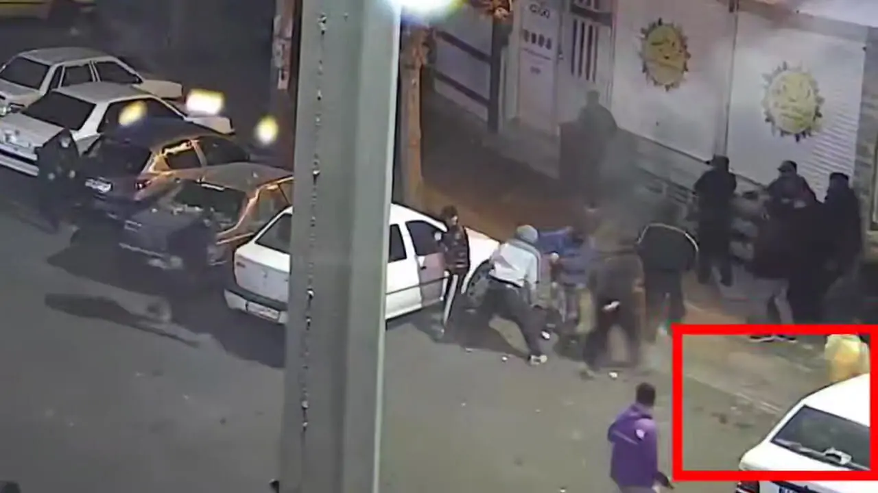 لحظه انفجار بمب دست‌ساز در دست اغتشاشگران