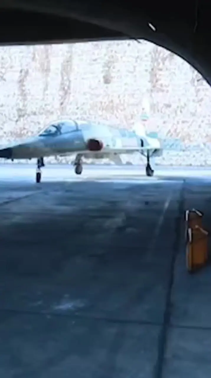 لحظه پرواز فرمانده نیروی هوایی ارتش با جنگندهٔ اف-۵