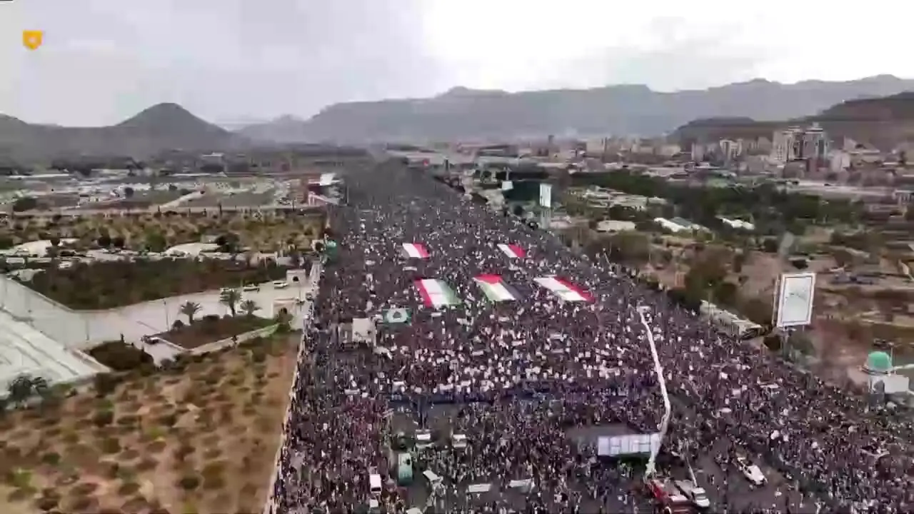 پرچم ایران در خروش میلیونی مردم یمن