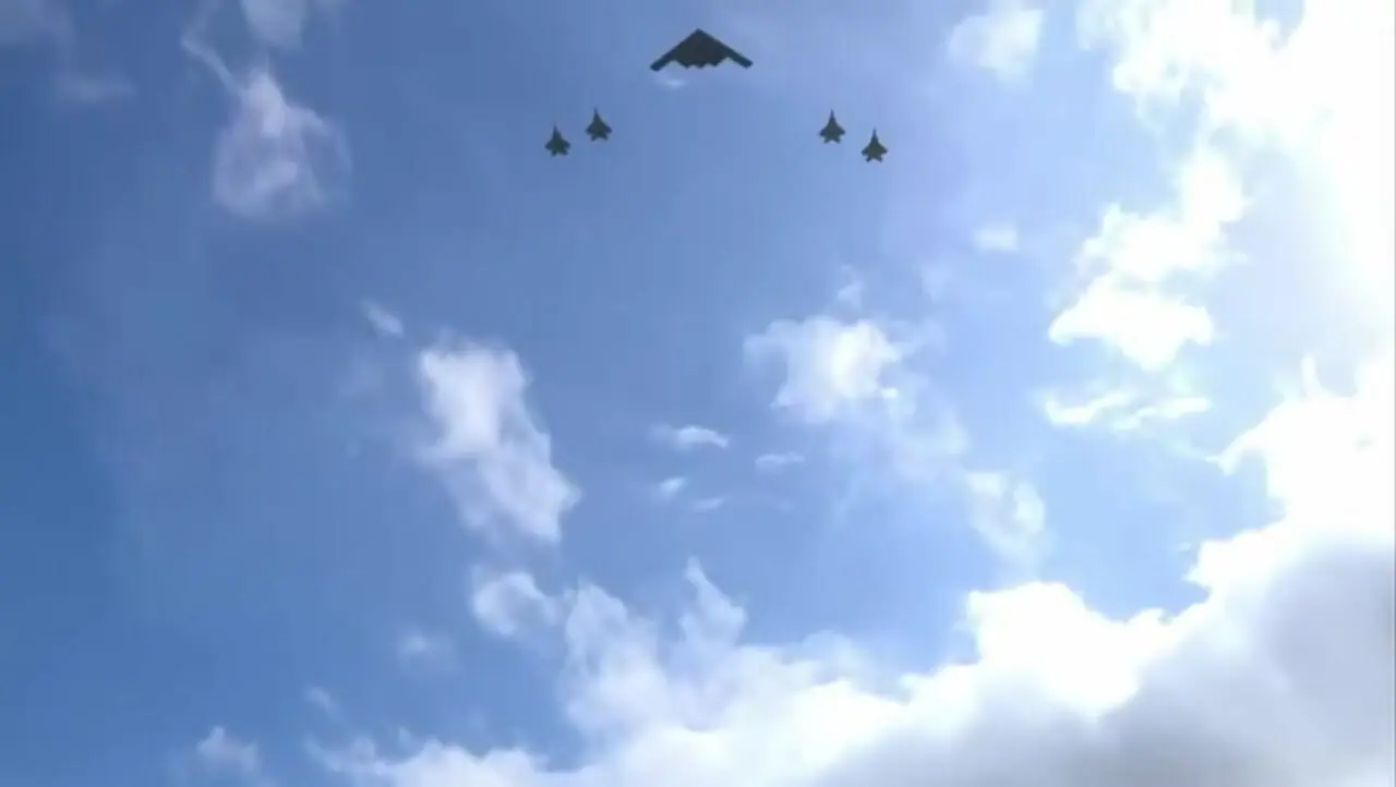 لحظه عبور بمبافکن B-2 و جنگندههای F-22 بر فراز کاخ سفید در مراسم ویژه ترامپ برای رئیس جمهور چین